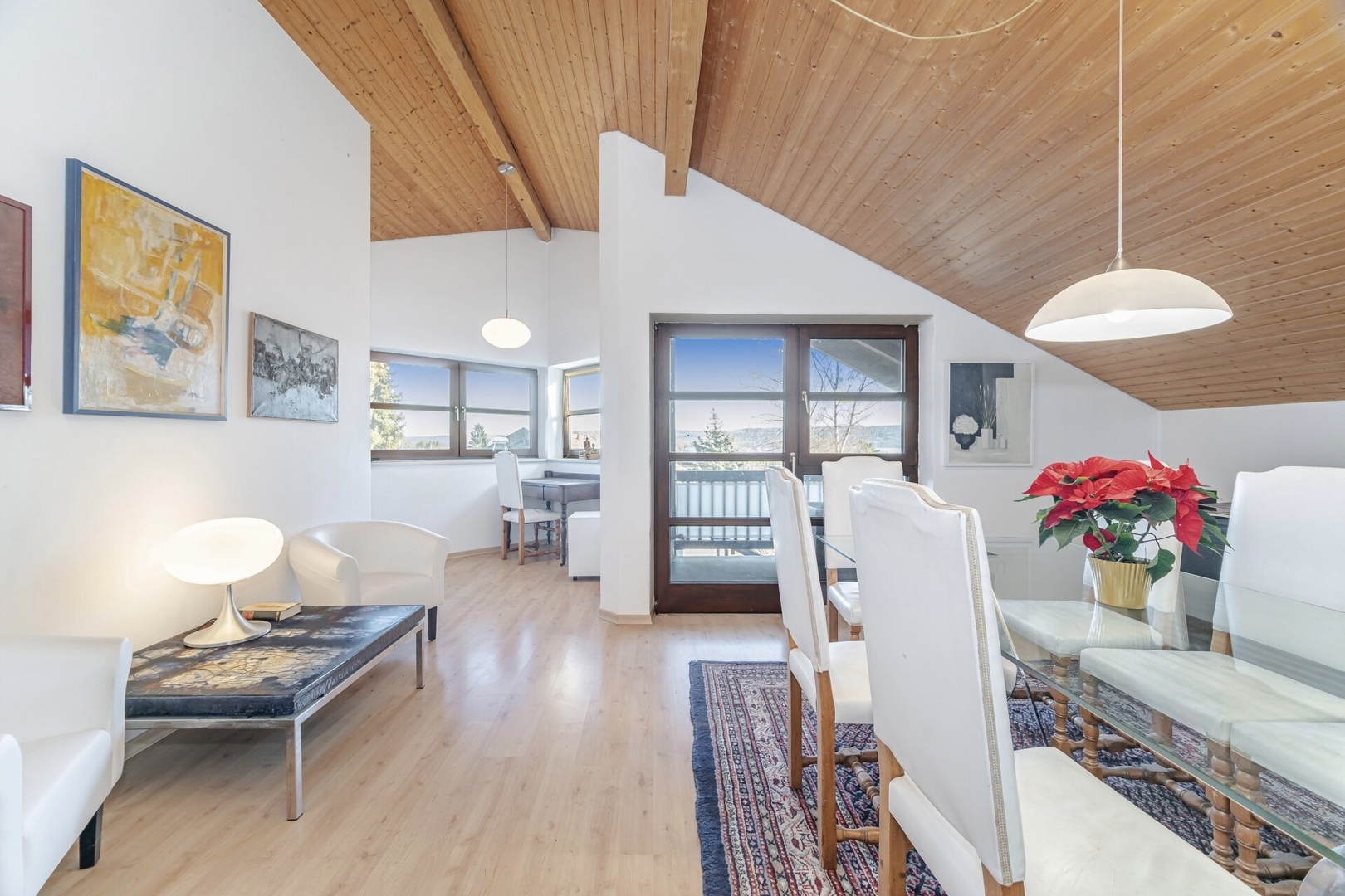 2,5-Zimmer Dachgeschoss-Wohnung mit Seeblick