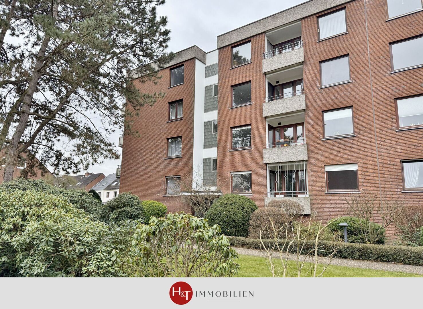 Helle Zwei-Zimmerwohnung mit TG-Stellplätzen & großer Loggia!