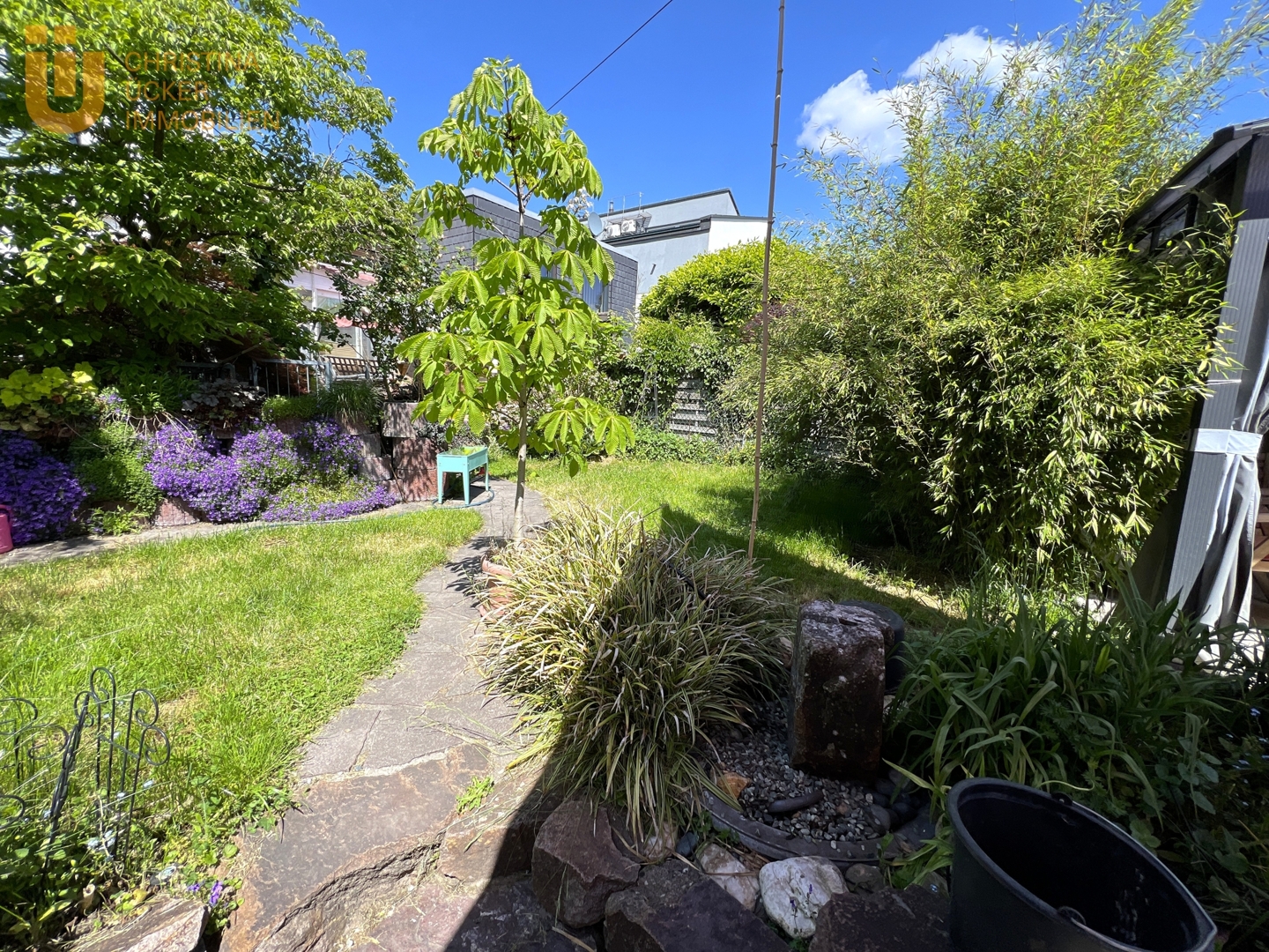 Reihenendhaus in Rollwald: Split-Level-Architektur, Garten, Dachterrasse und Wellnessbereich