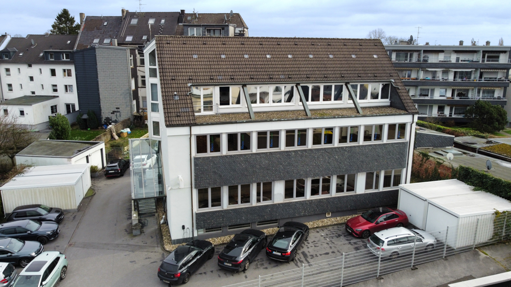 BESTENS vermietetes BÜROHAUS 
in RUHIGER aber ZENTRALER LAGE von SOLINGEN