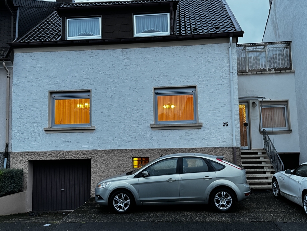 Schwalbach, TOP-Lage: Ansprechendes Reihenhaus mit Garten und Garage, auf 384 m² Süd-West-Grundstück