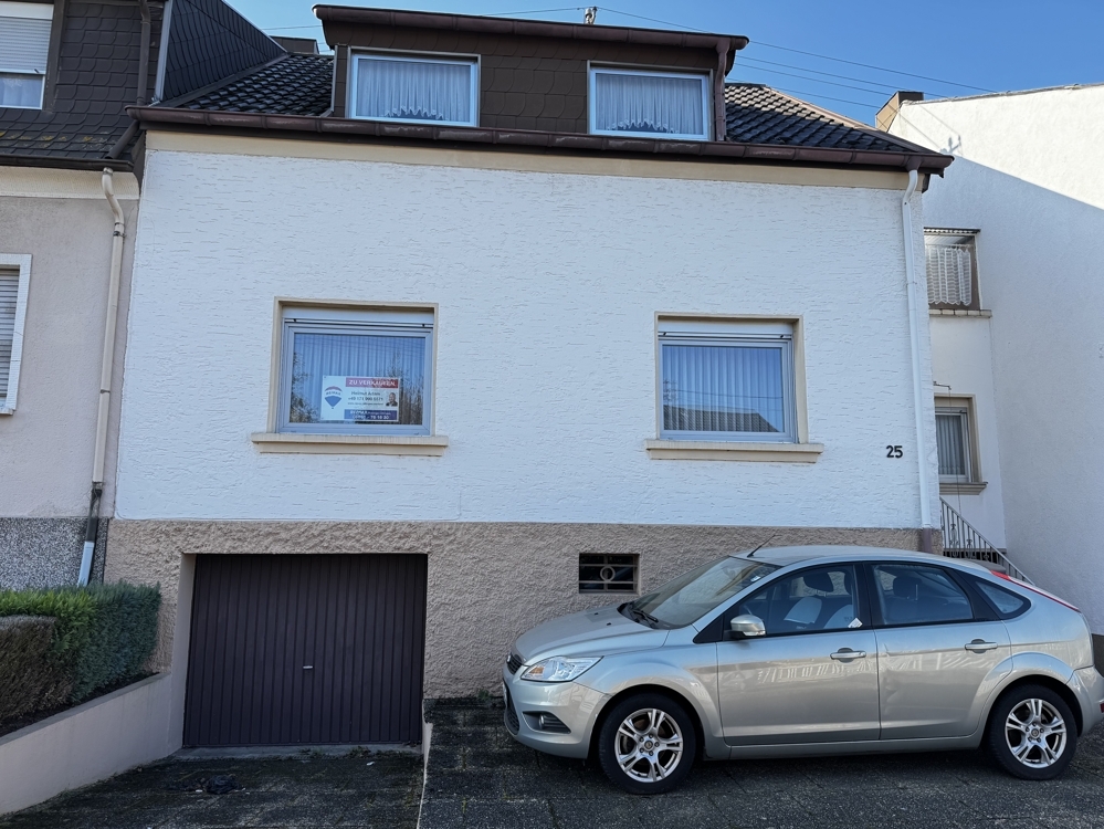 Schwalbach, TOP-Lage: Ansprechendes Reihenhaus mit Garten und Garage, auf 384 m² Süd-West-Grundstück