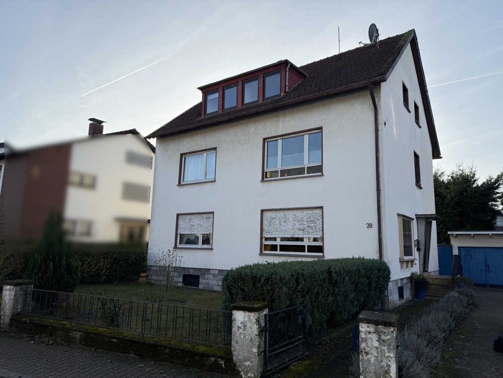 RESERVIERT: 3-Familienhaus mit getrennten Wohnungen, je 3 Zi./Kü./Bad, ca. 210 m² Wfl., 2 Garagen