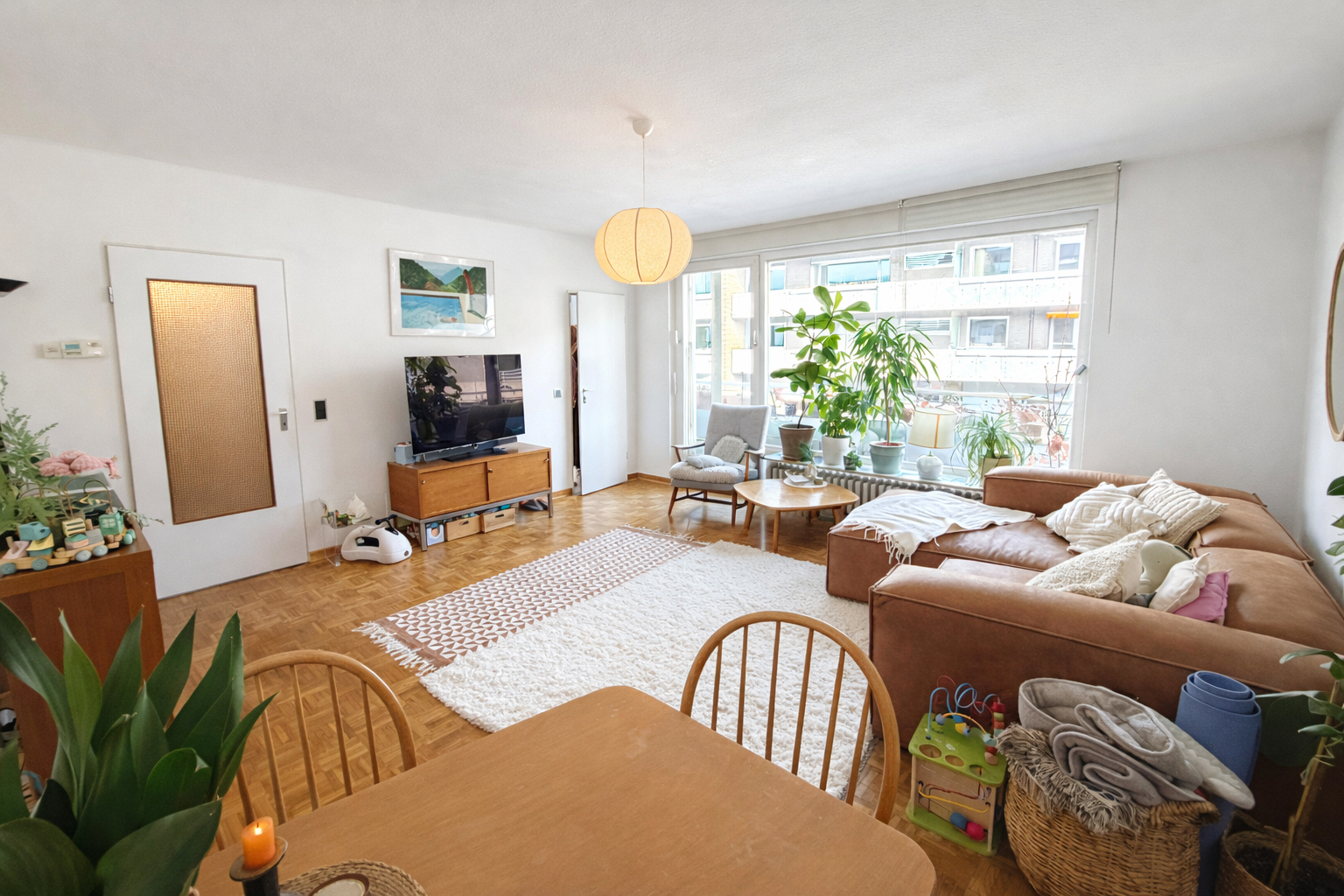 Stadtnahe Wohnung im 1. OG mit Balkonvielfalt und Stellplatzkomfort