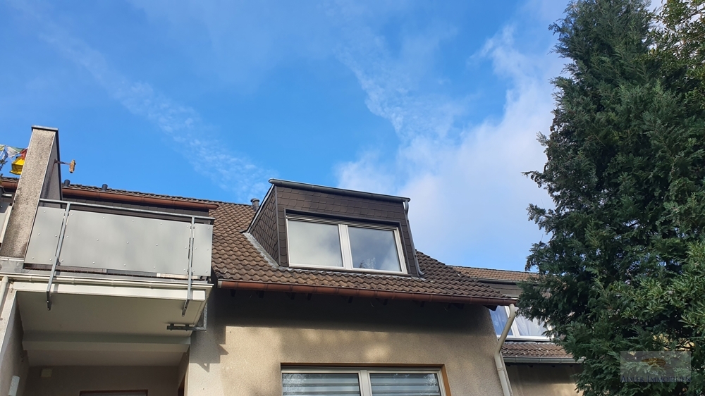 Renovierte DG-Maisonette mit Balkon, 2 Bädern & großer Spitzboden-Nutzfläche