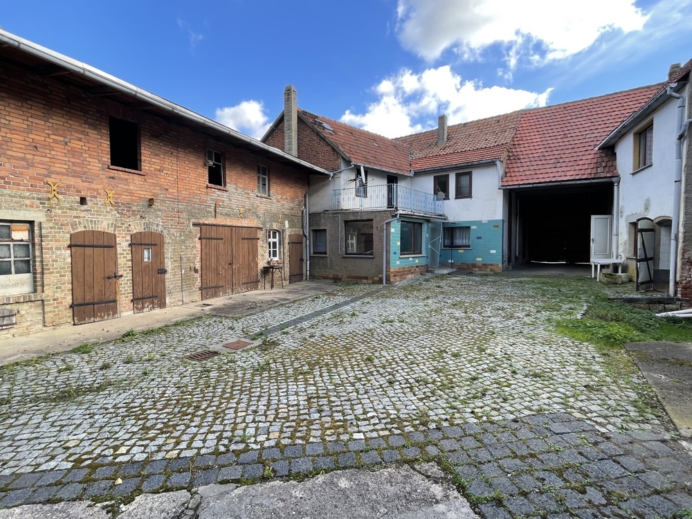 Großes Grundstück inklusive - historischer 4-Seitenhof mit Scheunen, ehem. Stallungen und Kellern