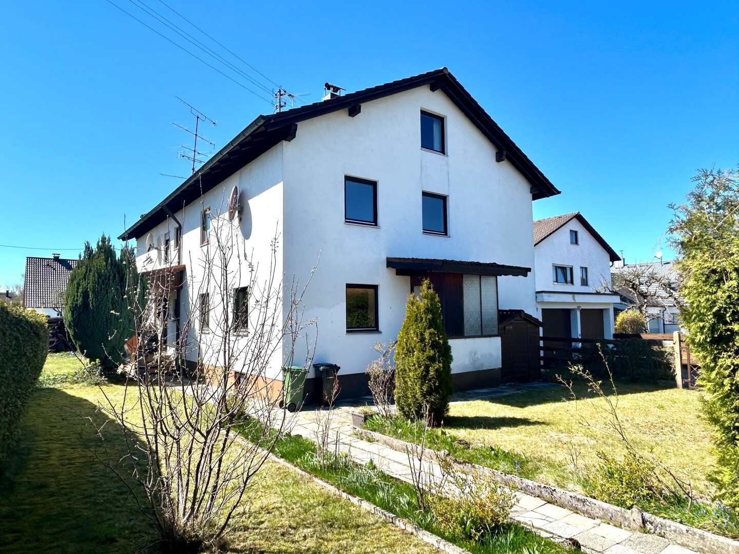 Sanierungsbedürftige Doppelhaushälfte mit großem Garten!