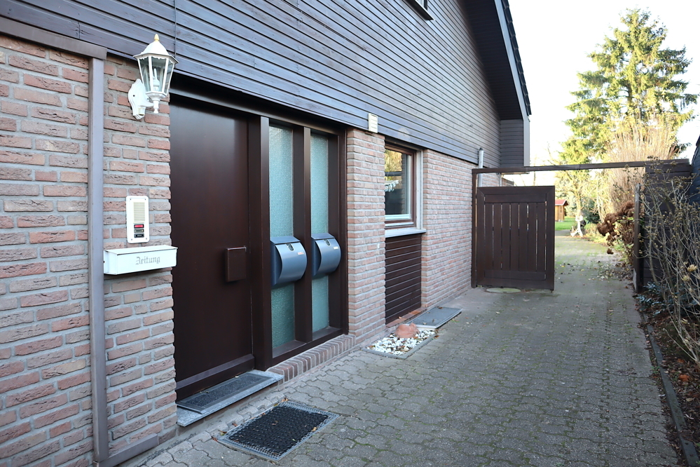 PROVISIONSFREIE DHH plus ELW 
WFL 148 m² + NFL 142 m², 5 Zi.
4 BÄDER, KAMIN, EBK, GARTEN + NEBENGEB.