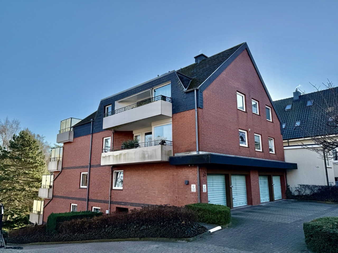 Modernisierte 2,5-Zimmer-Etagenwohnung mit Balkon in gefragter Lage von Bad Schwartau