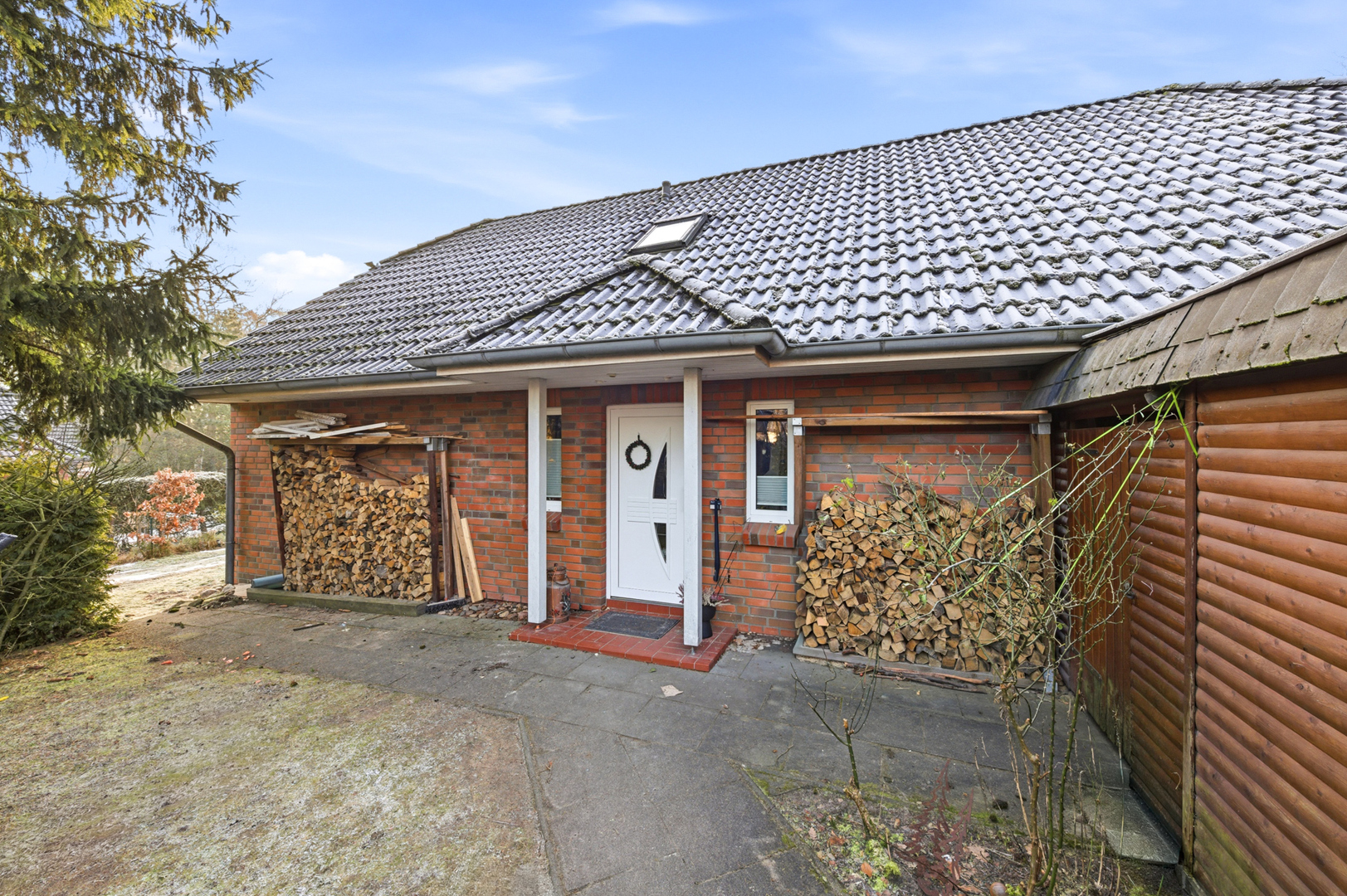 Einfamilienhaus mit 8,5 Zimmern -  Umbau zum Mehrgenerationenhaus möglich