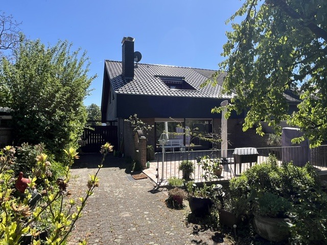 PROVISIONSFREI DHH plus ELW 
WFL 148 m² + NFL 142 m², 5 Zi.
4 BÄDER, KAMIN, EBK, GARTEN + NEBENGEB.
