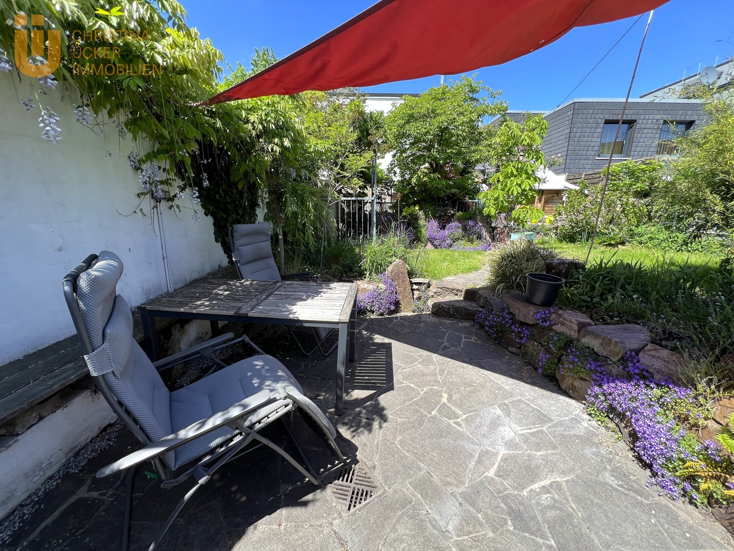 Reihenendhaus in Rollwald: Split-Level-Architektur, Garten, Dachterrasse und Wellnessbereich