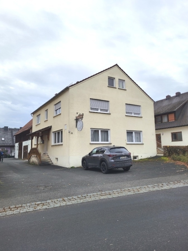 Wohnhaus mit ehemaliger Gastwirtschaft und Scheune in Leups bei Pegnitz zu verkaufen.