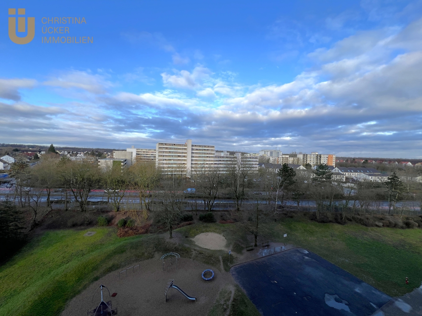 Mit Blick über die Dächer Dietzenbachs: Sanierungsbedürftige 2 Zimmerwohnung im 6. OG