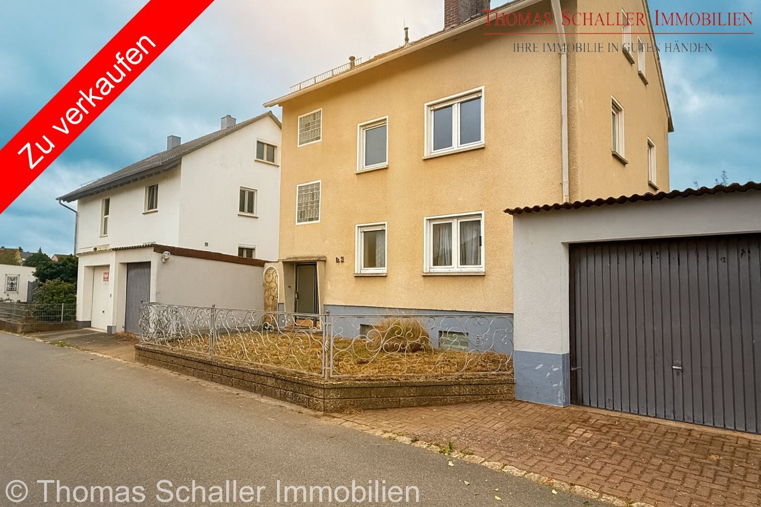 Top Lage! Sanierungsbedürftiges 1-2 FH mit Garten und zwei Garagen unverbaubare Sicht in die Natur