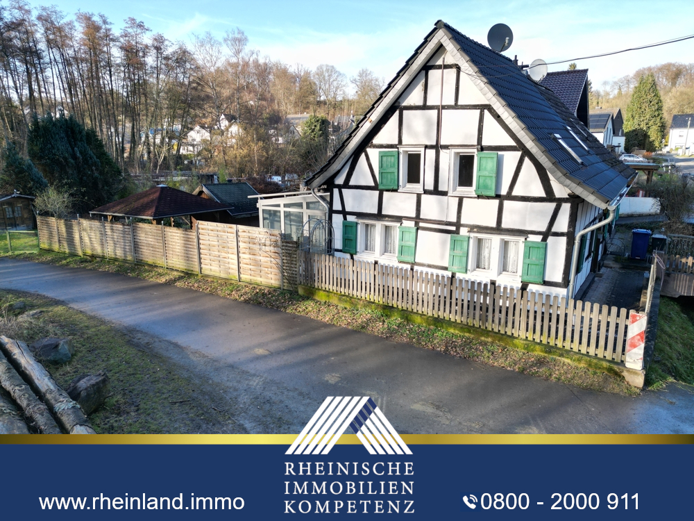 FREIES BIETERVERFAHREN & PROVISIONSFREI:
FACHWERKHAUS mit Wintergarten
in NATURLAGE am BIESENBACH