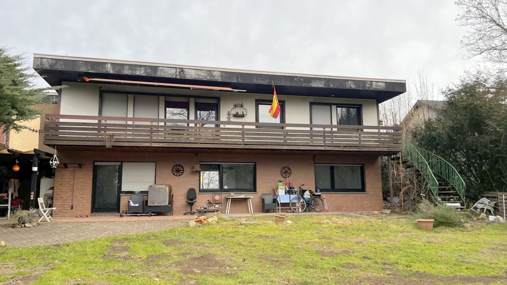 Renovierungsbedürftiges Einfamilienhaus mit Einliegerwohnung und großem Grundstück in Hanglage