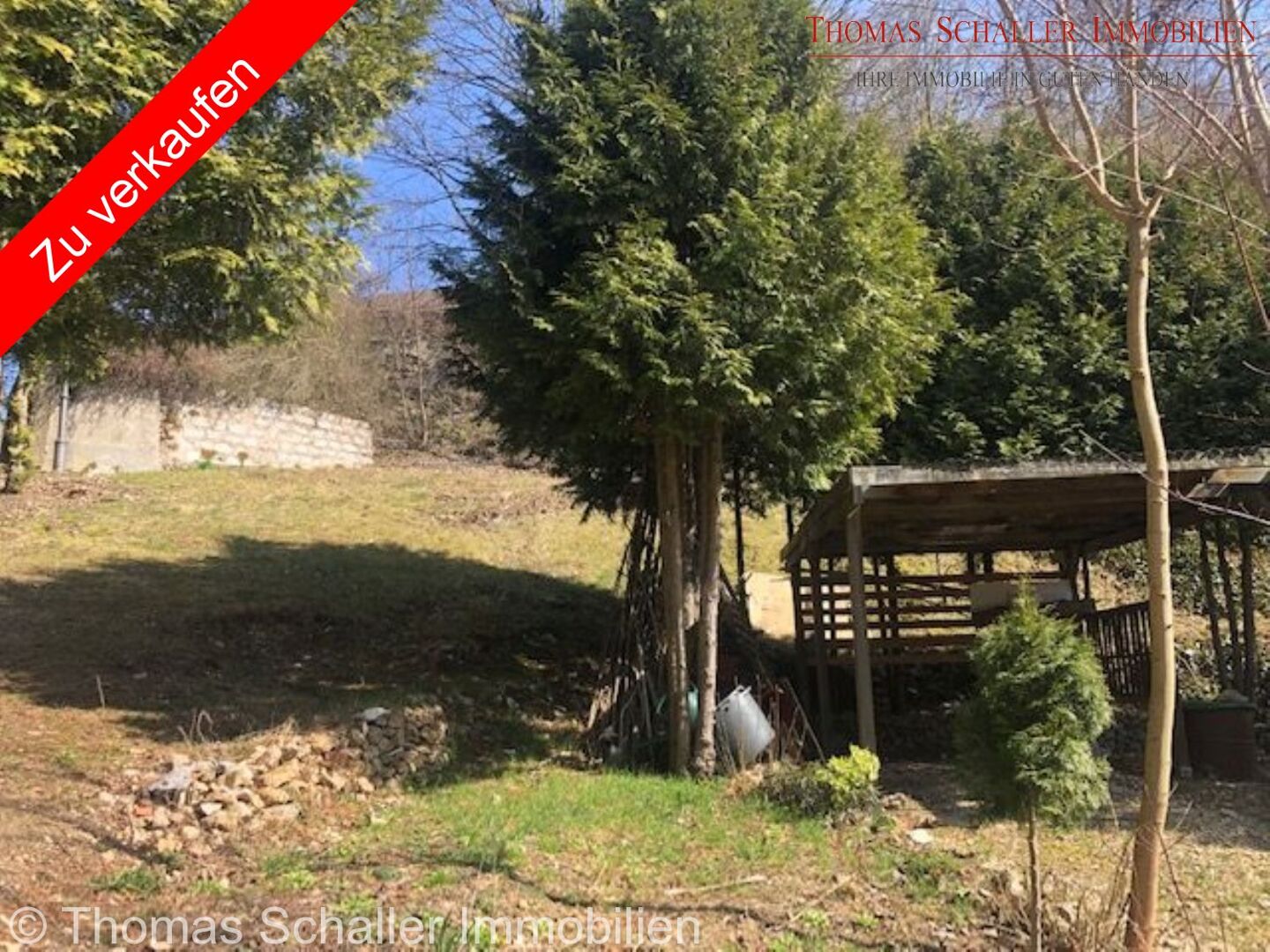 Schönes Hanggrundstück in sonniger Lage – voll erschlossen