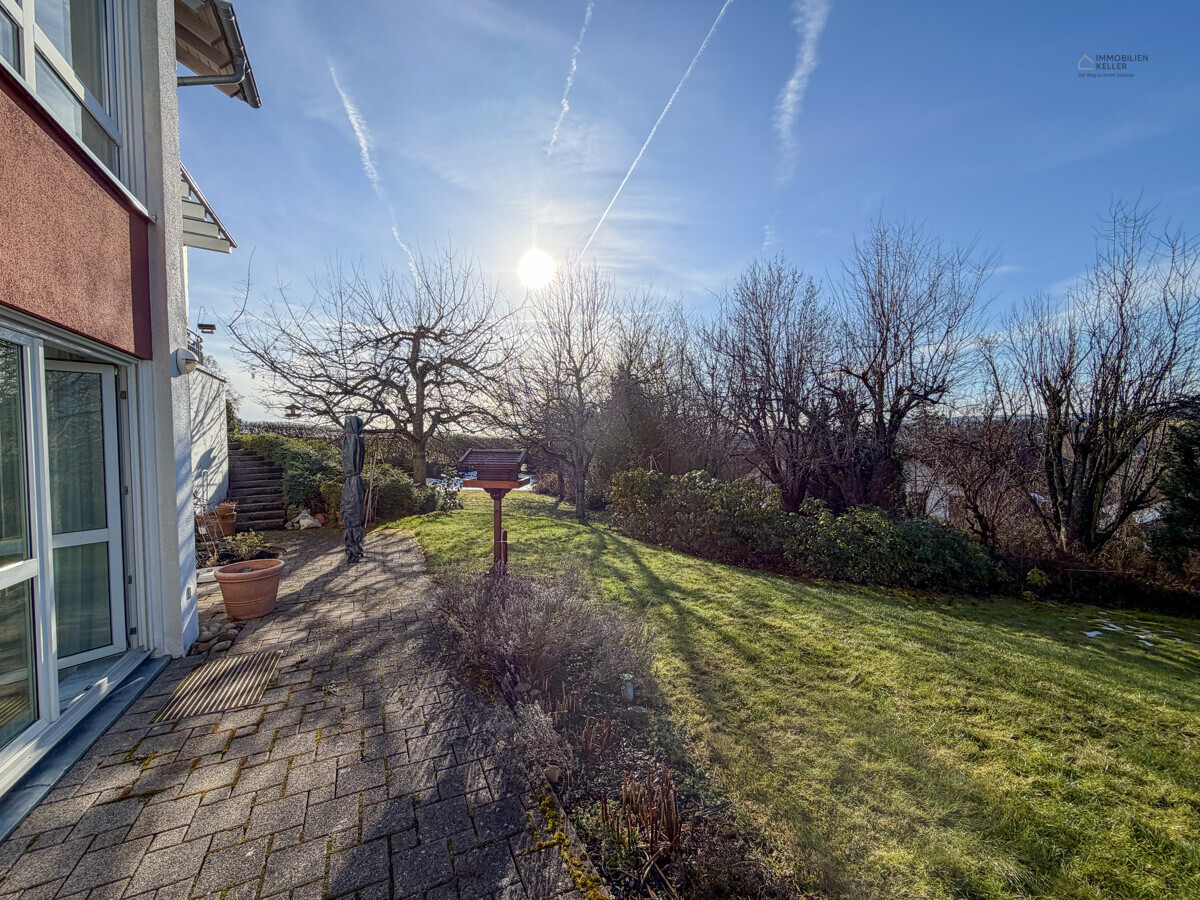 Schöne 2,5 Zimmer Wohnung mit sonnigen Gartenanteil