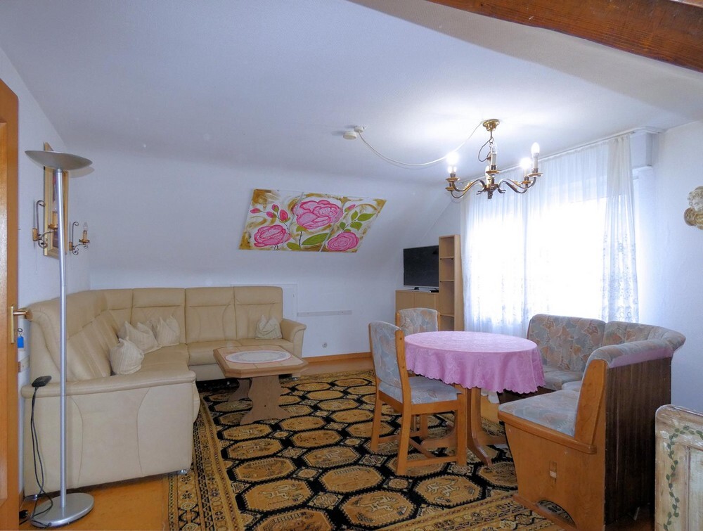 Einziehen & wohlfühlen – komplett möblierte Wohnung mit großer Dachterrasse und schönem Ausblick!