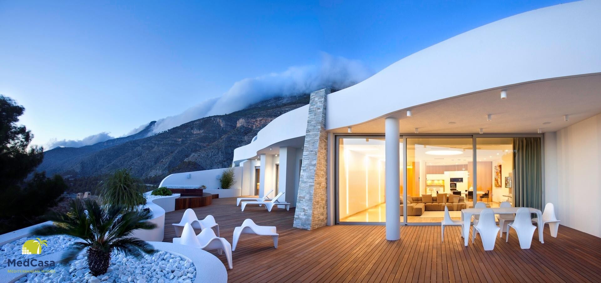 PROVISIONSFREI! Luxuriöse Wohnung mit großer Terrasse, privater Garage, einmaliger Poolanlage!