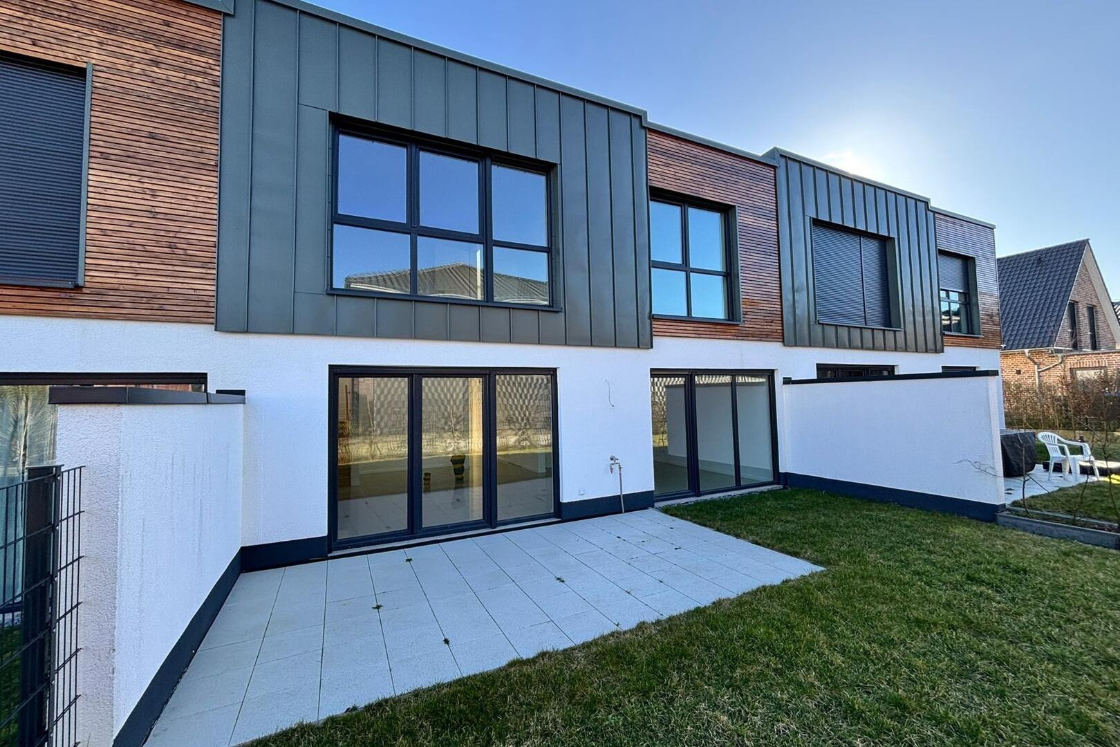 Sofort beziehbar! Die letzte Einheit für die Eigennutzung.
Exklusives nachhaltiges Reihenmittelhaus in Neubeckum