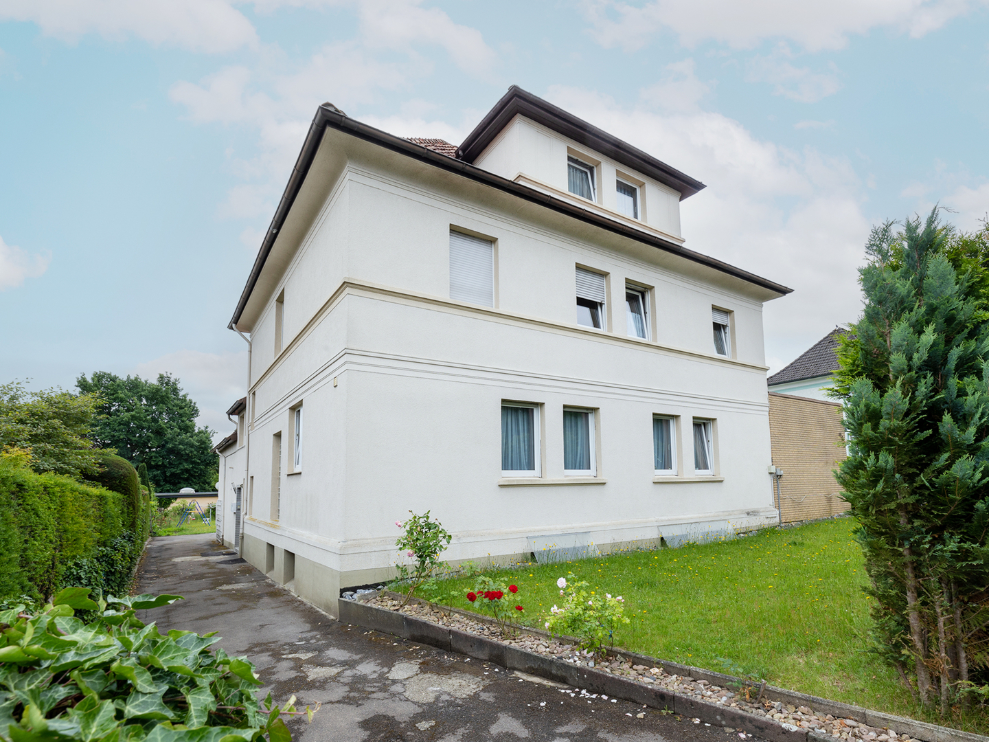 4-Familienhaus mit großzügiger, eigennutzbarer Einheit und 3 vermieteten Wohnungen in Bad Salzuflen