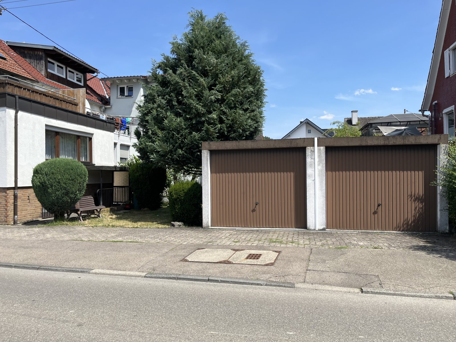 Aidlingen:: Sehr gepflegtes EFH mit Garten und 2 Garagen 