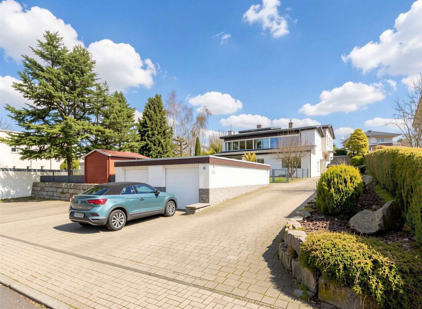 Einfamilienhaus mit großer Einliegerwohnung in begehrter Lage