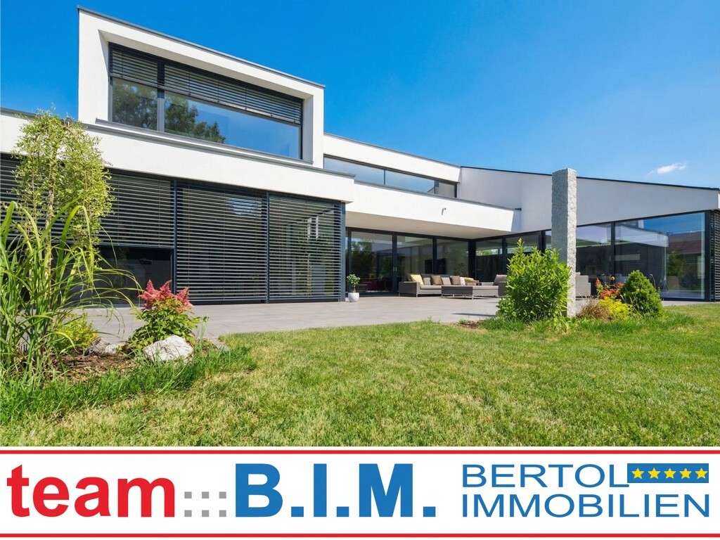 Architecture. Light. Privacy. | Luxus-Villa am Waldrand mit Indoor-Pool, Spa und Club Floor