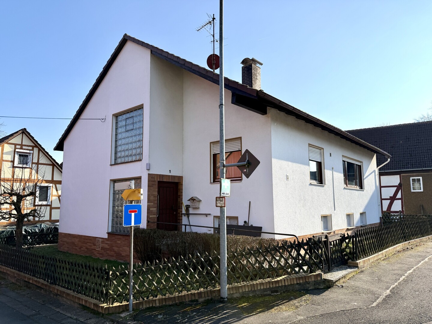 Geräumiges Haus mit Scheune, Garage und viel Platz zum Leben in Neuental-OT! Keine Käuferprovision!