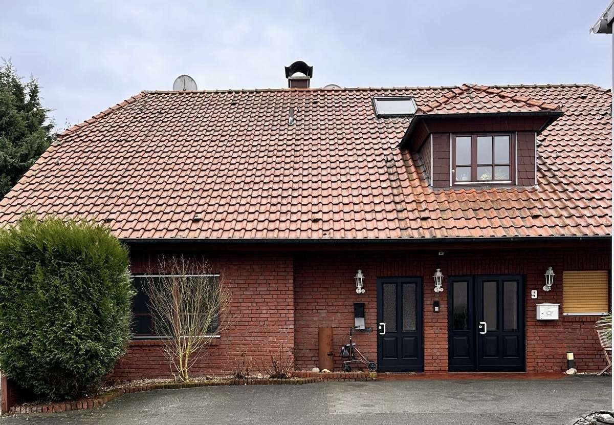 Freistehendes Zweifamilienhaus + Gewerbehallen