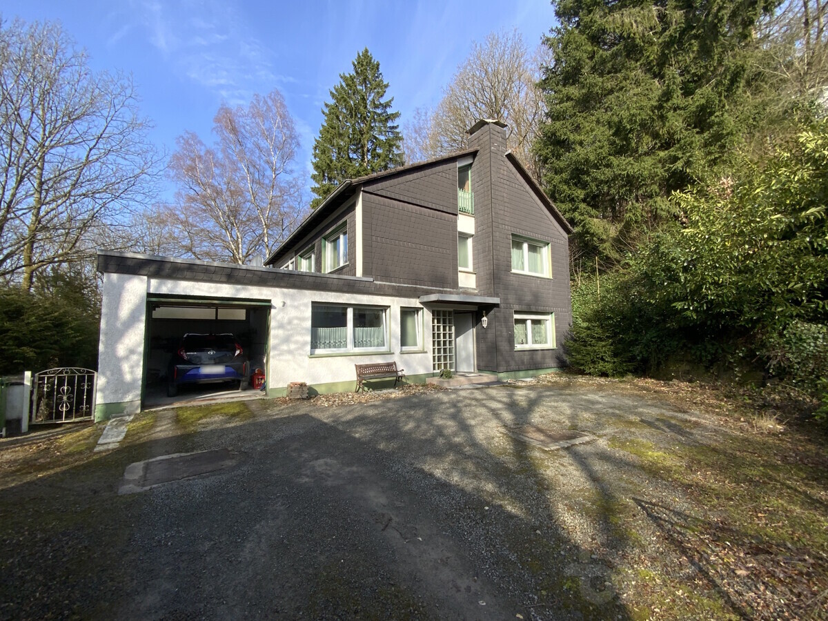 Familienidylle mit viel Grün – Einfamilienhaus auf großem, vielseitigem Grundstück