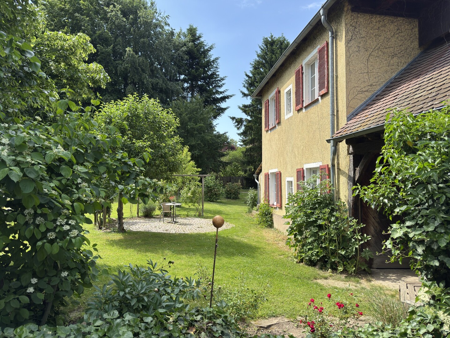 Historisches Ensemble mit Pferdehaltung, ehemaligem Gasthaus und Wohnungen