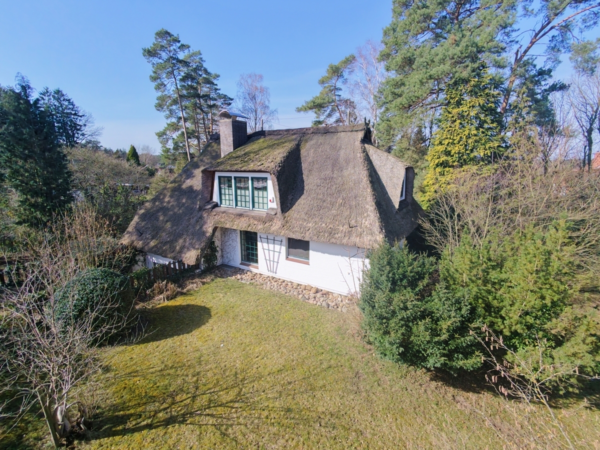 Reetdachhaus–Großzügiges Anwesen mit Wellnessbereich, Praxisoption u. außergewöhnlichem Grundstück