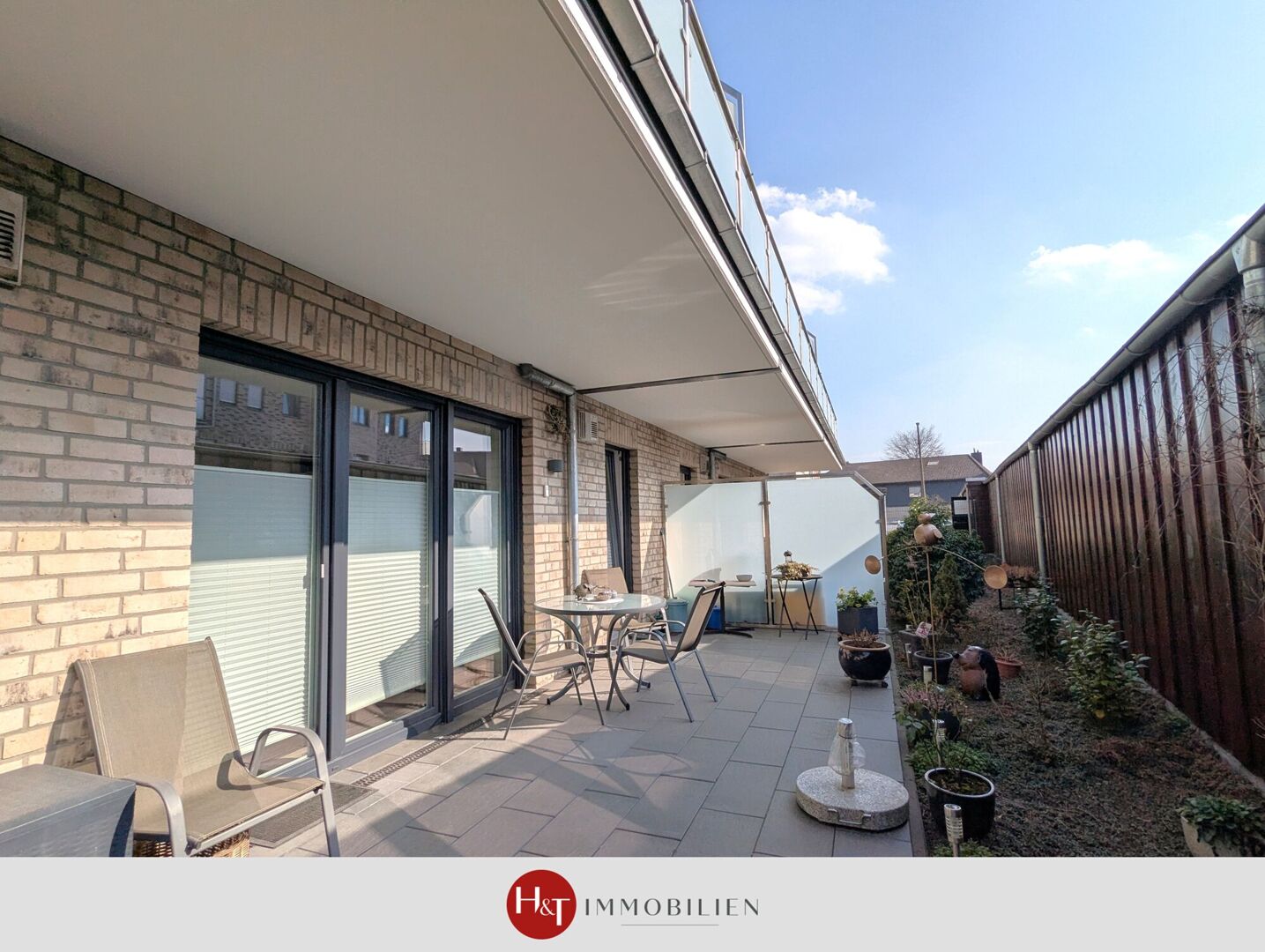 Moderne KfW-55 EG-Wohnung mit Terrasse & Carport