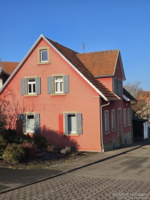Für alle die mehr Platz benötigen. Wohnhaus Atelierbau, Scheune, Garage = Platz ohne Ende.