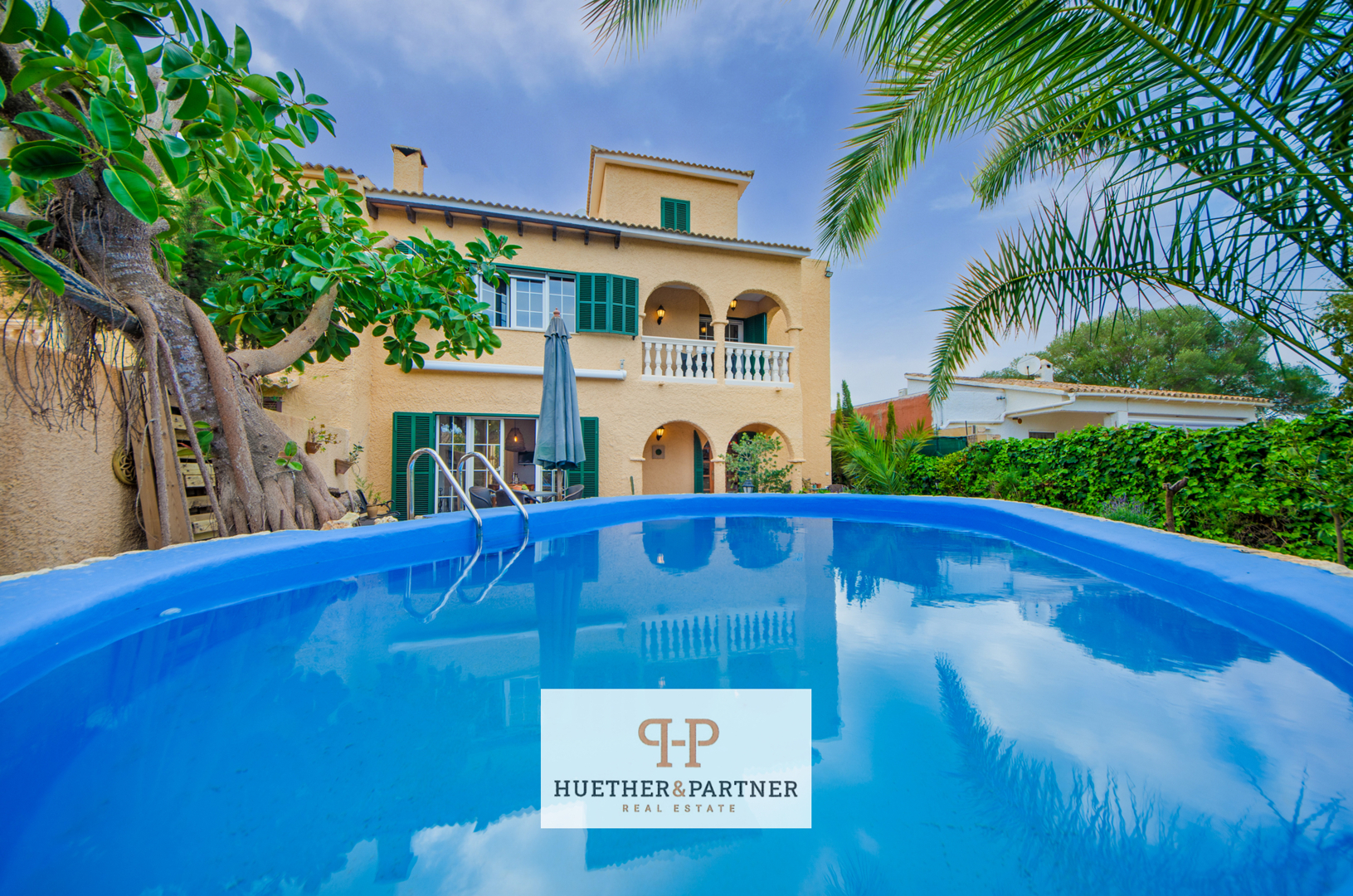 Mediterrane Doppelhaushälfte mit ETV-Lizenz, Pool und Meerblick in ruhiger Lage von Cala Romantica