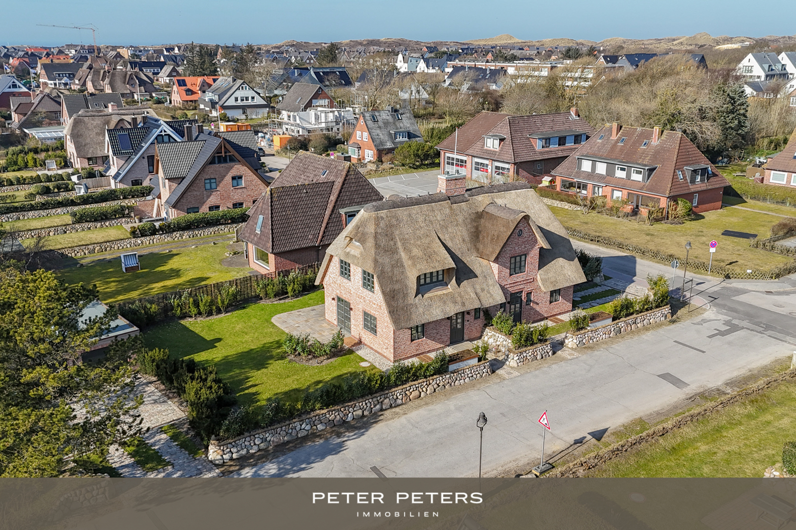 Neubau von reetgedeckten Haushälften mit jeweils einem eigenen Garagenplatz in Wenningstedt