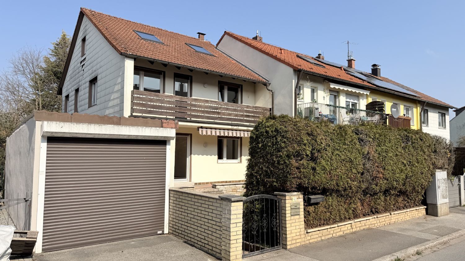 Attraktives Dreifamilienhaus in Oberasbach – gepflegt, flexibel nutzbar und sofort verfügbar