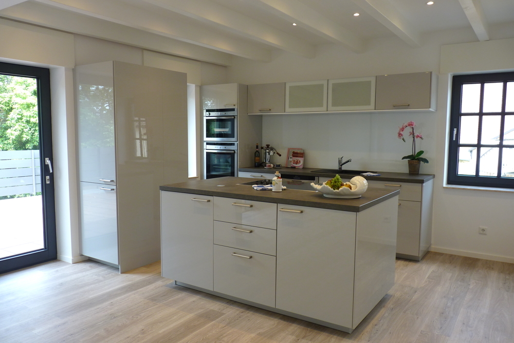 HAUS im HAUS - TERRASSENWOHNUNG
mit NEUEM BAD, EINBAUKÜCHE plus GARAGE 
zeitgemäß MODERNISIERT!