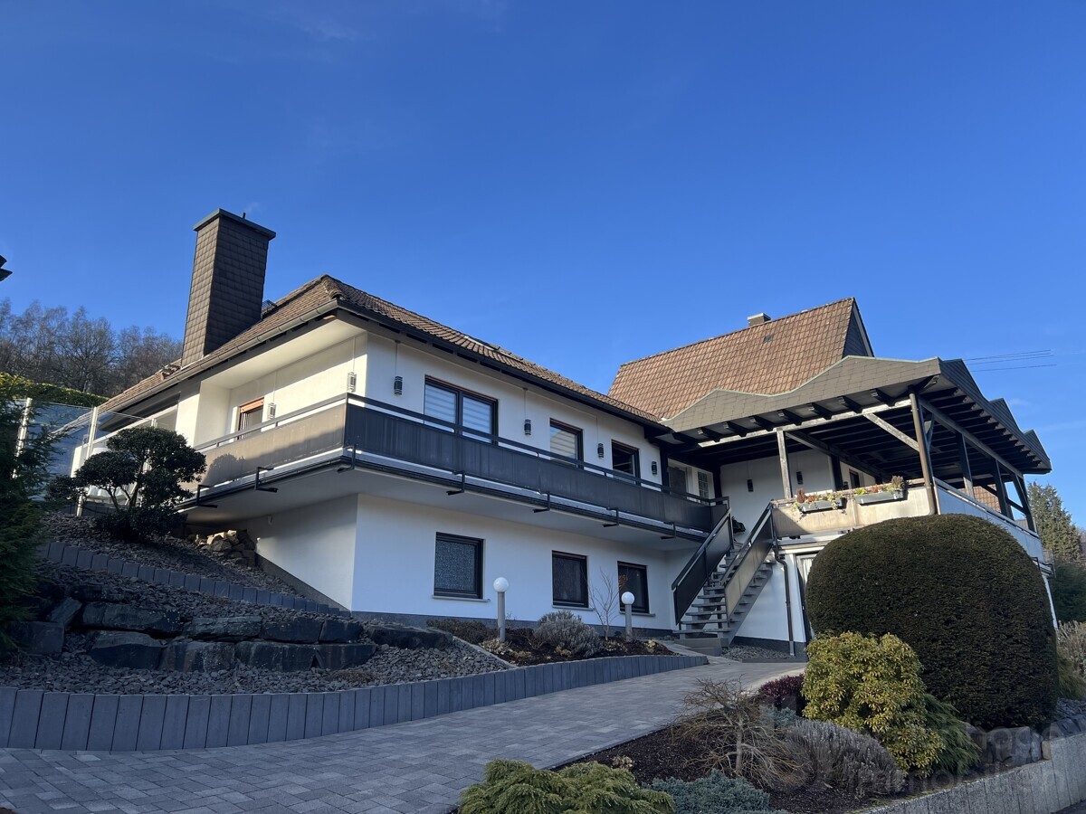 „Ein Haus, zwei Welten: Stilvoll modernisiert, voller Geschichte und bereit für Ihre Zukunft“