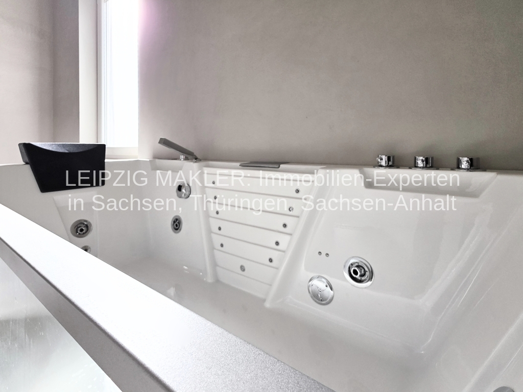 Wir sanieren unser Mehrfamilienhaus und bieten bezahlbare 4-R und 5-R-Wohnungen für Familien an