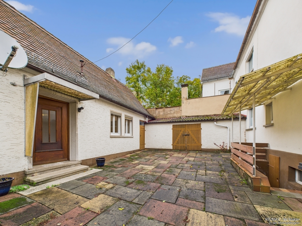 Geräumige Doppelhaushälfte mit vielseitig nutzbarem Nebengebäude und Garage