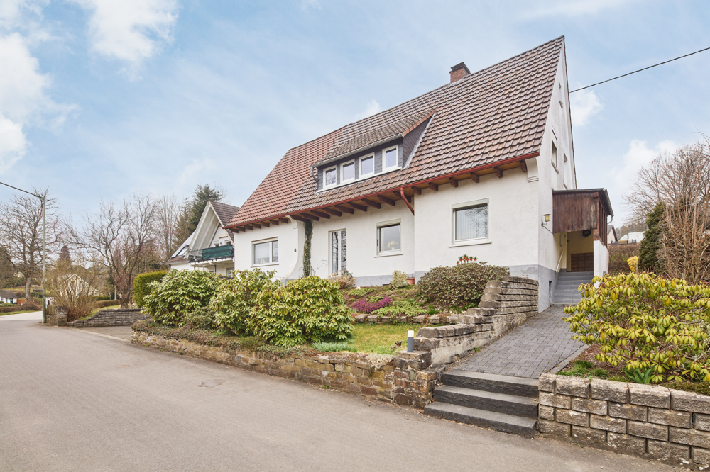 Heute einziehen, morgen gestalten: Zweifamilienhaus mit großzügigem Garten