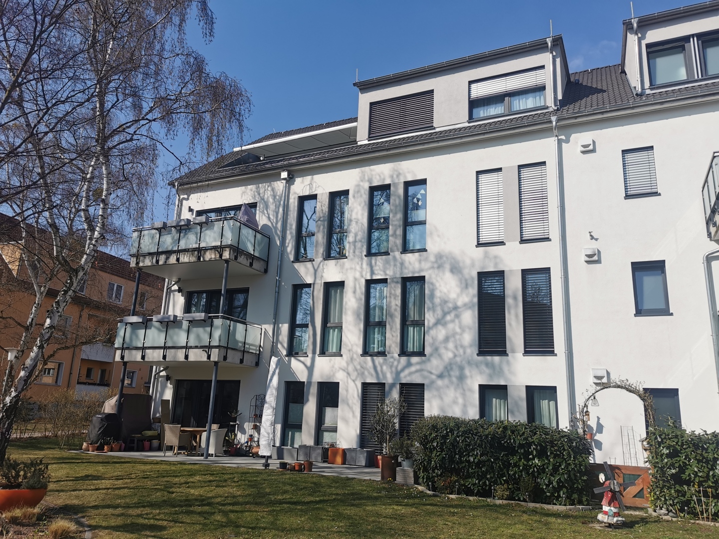 Gehobene 2-Zimmer-Dachgeschoßwohnung mit Terrasse und PKW Stellplatz in Berlin französisches Viertel