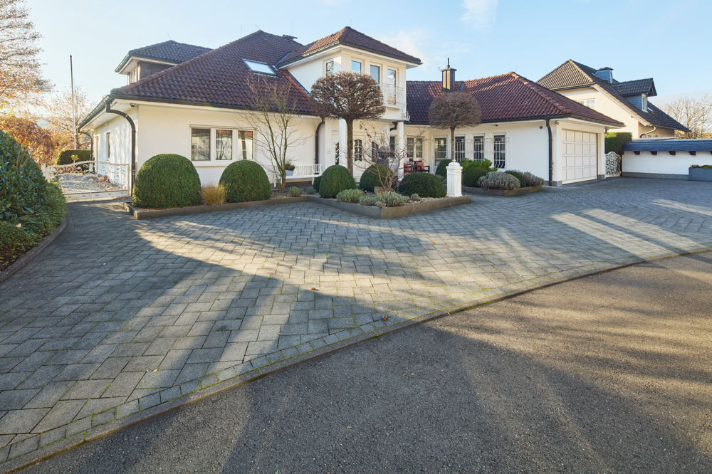 Ihre private Villa mit Pool und Gästehaus – Willkommen in Lennestadt!