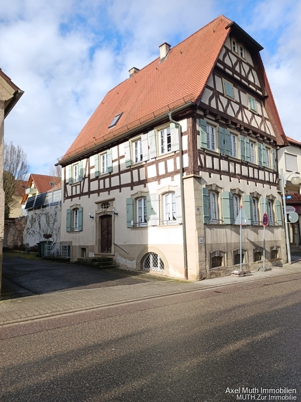 Gemütlich und charmant Wohnen im Fachwerkhaus.
Mitten im Ort, aber mit Garten und Garagen.
