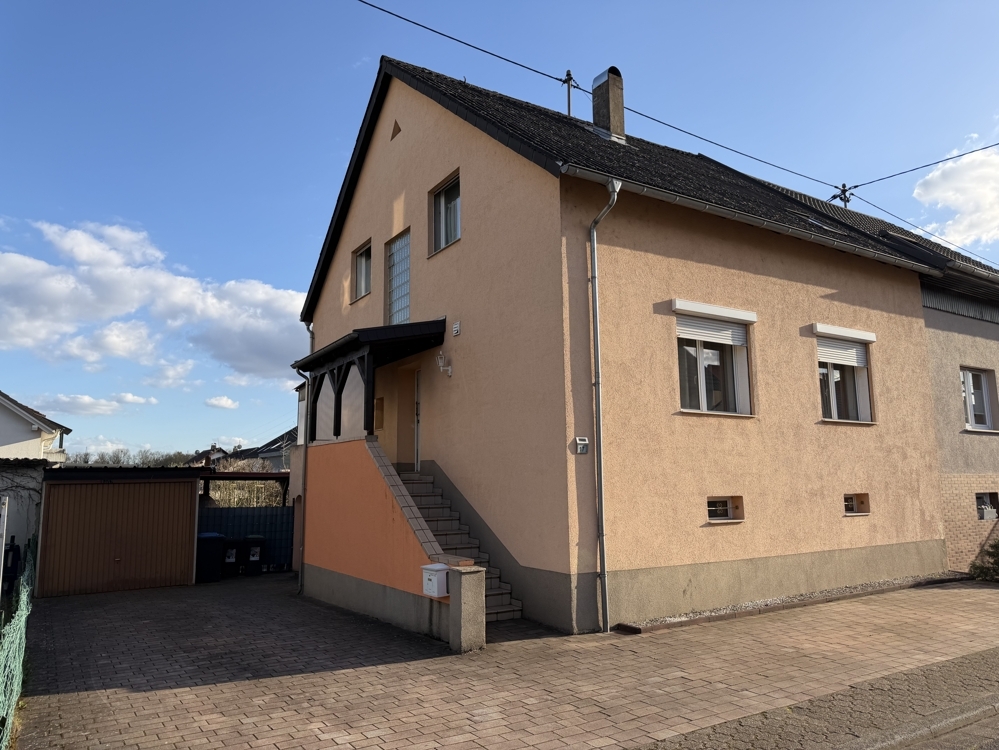 Dillingen-Diefflen: Gepflegtes Einfamilienhaus, ca. 137 m² Wfl., mit Garage, Stellplatz und Garten