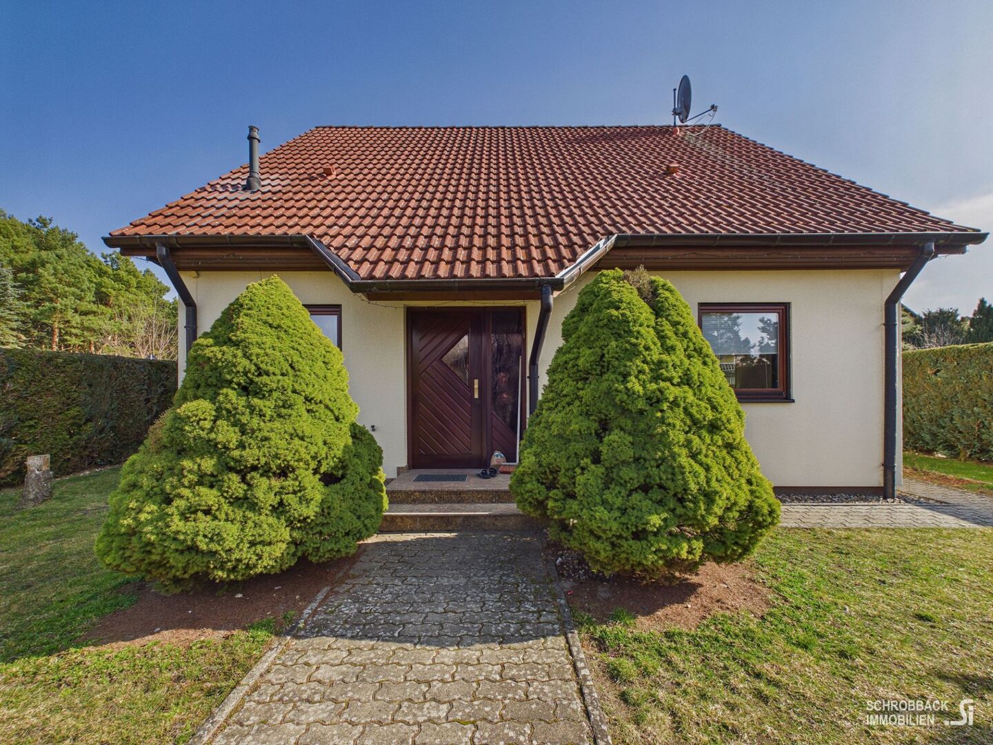 Mehr Raum als erwartet: Einfamilienhaus mit praktischer Raumstruktur, Doppelgarage, Carport und Pool